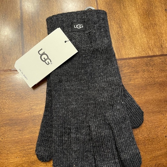 😍😍😍SOLD😍😍😍 UGG KNIT TECH GLOVE CHARCOAL - Picture 4 of 6